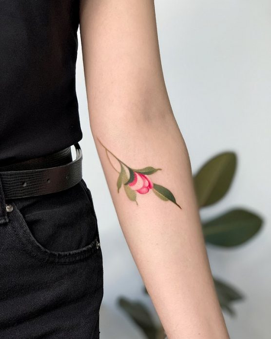 нежное цветное тату на руке, тату для девушек цветы