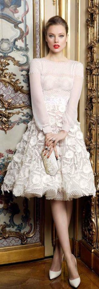 Как и с чем носить: белое кружевное платье с пышной юбкой, белые кожаные туфли, серебряный клатч с украшением, серебряное кольцо