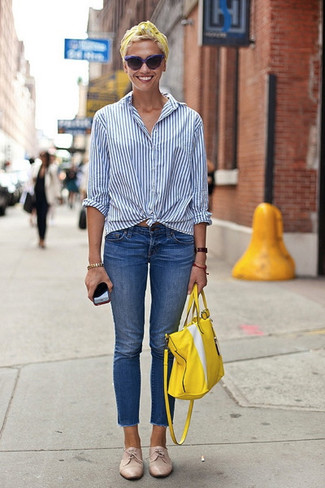 Как и с чем носить: бело-синяя классическая рубашка в вертикальную полоску, синие джинсы, бежевые кожаные туфли дерби, желтая кожаная большая сумка