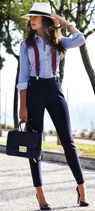 Как и с чем носить: бело-синяя классическая рубашка в вертикальную полоску, темно-синие узкие брюки, темно-пурпурные кожаные туфли, темно-синяя кожаная сумка через плечо