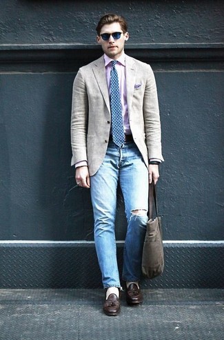 Какие джинсы носить с розовой рубашкой мужчине: Розовая рубашка и джинсы — отличный выбор для мужчин, которые постоянно в движении. Если ты предпочитаешь смелые решения в своих образах, заверши этот темно-коричневыми кожаными лоферами с кисточками.