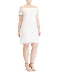 Белое кружевное платье с открытыми плечами