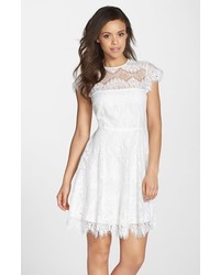 Белое кружевное платье с пышной юбкой