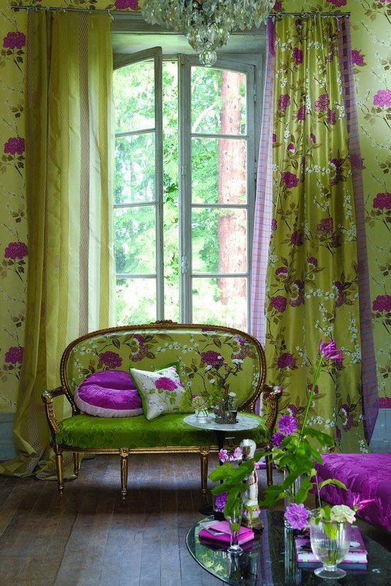 диван с обивкой зеленого оттенка с цветами в интерьере