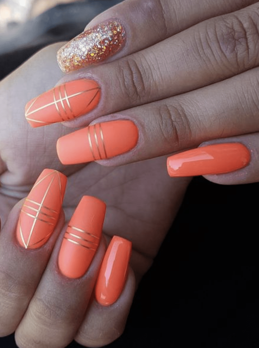 Ногти коралловые с золотом дизайн фото
