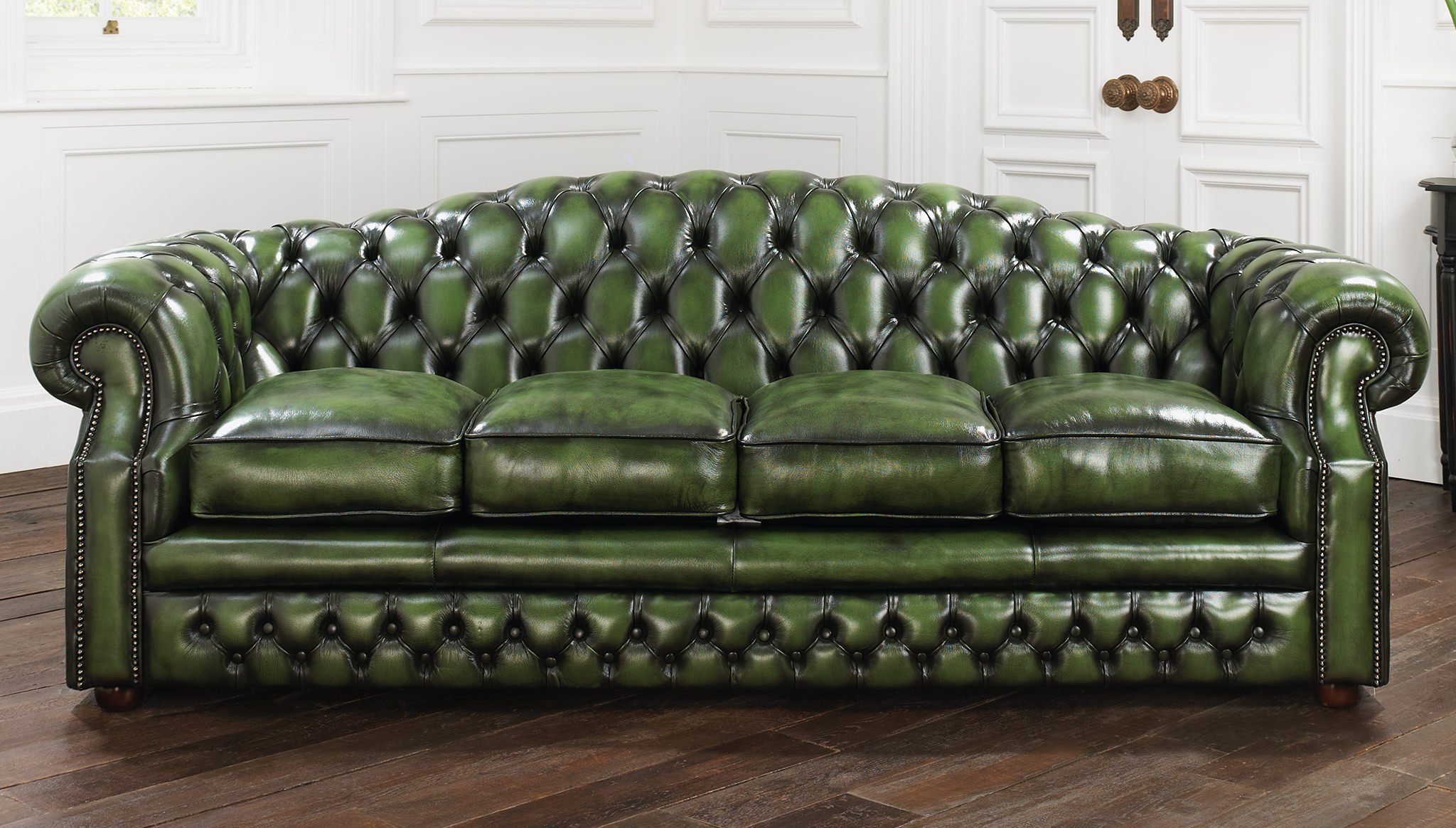 Зеленый диван с обивкой из кожи