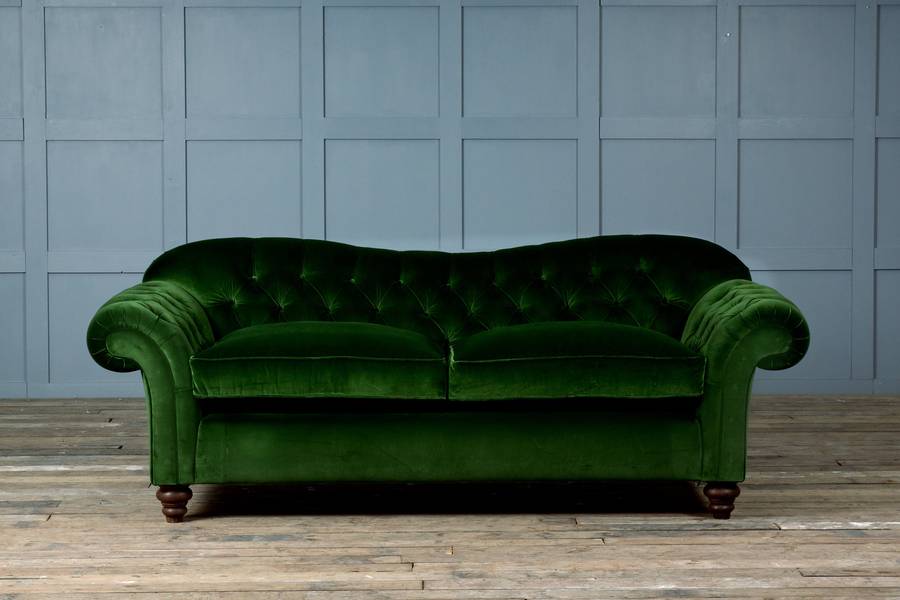 Зеленый диван с обивкой из велюра