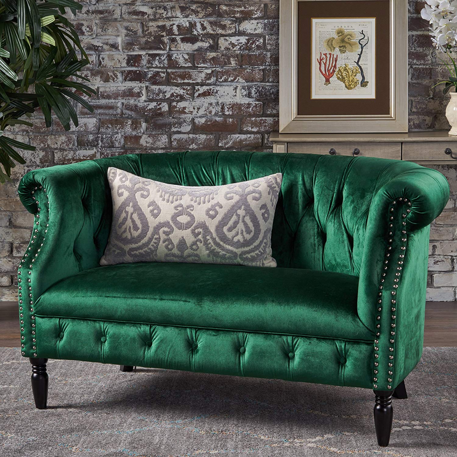 Зеленый диван в викторианском стиле