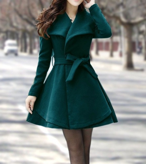 Девушка в кокетливом, зеленом пальто