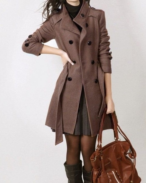 Девушка в коричневом пальто с черными пуговицами