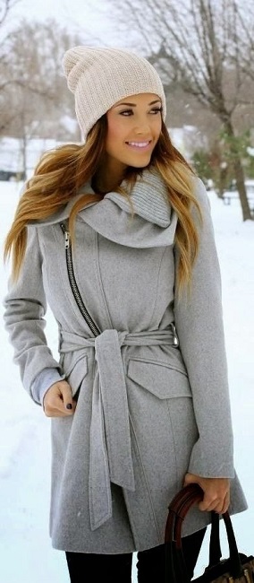 Девушка в коротеньком, уютном, светло-сером пальто