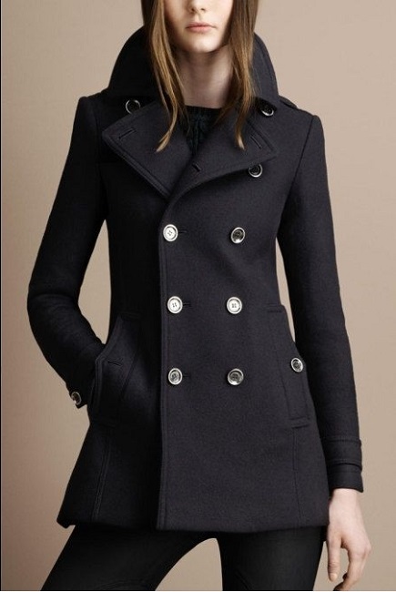 Девушка в коротком, простом, черном пальто на пуговицах