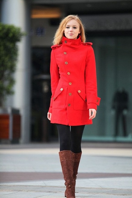 Девушка в красном, кашемировом пальто