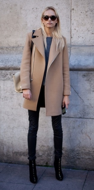 Девушка в пальто нейтрального цвета и узких джинсах
