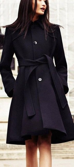 Девушка в стильном, черном пальто до колен