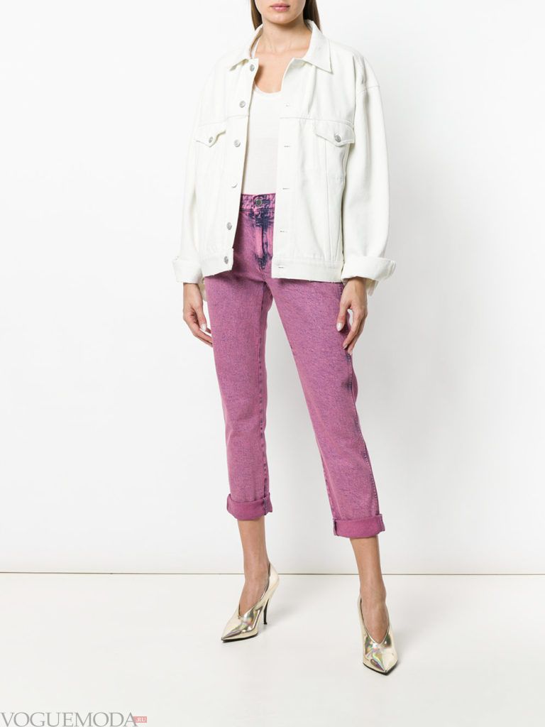 розовые джинсы и джинсовая куртка