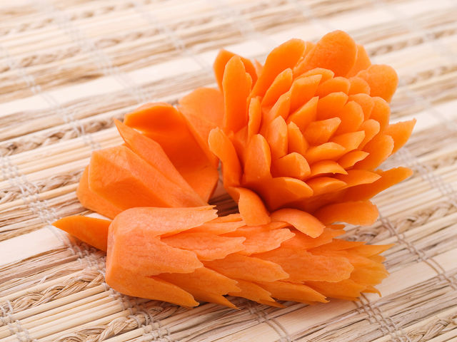Оригинальный цветок из моркови