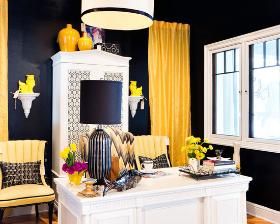 На фото: черно-желтый дизайн кабинета в квартире