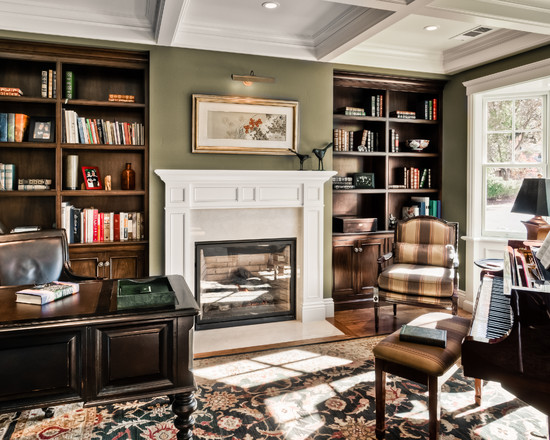 На фото: классический дизайн кабинета в квартире с камином