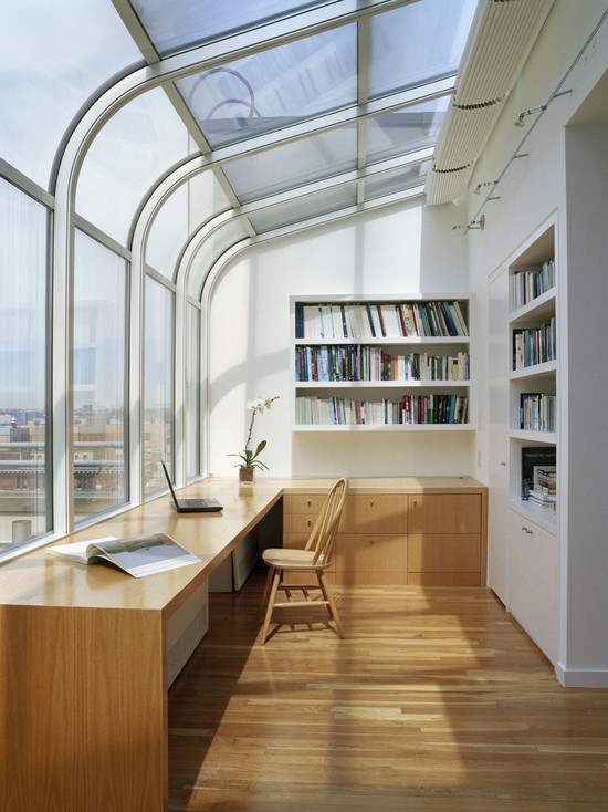 На фото: дизайн кабинета на лоджии с большими окнами