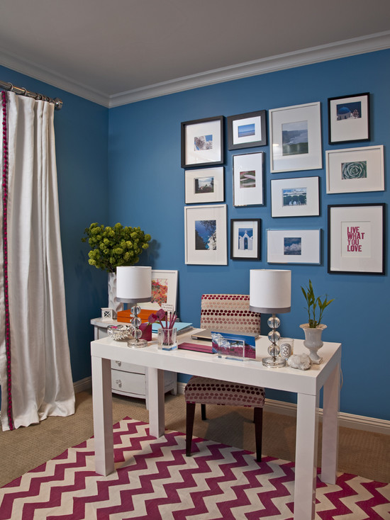 На фото: сине-белый кабинет с фиолетовым ковром